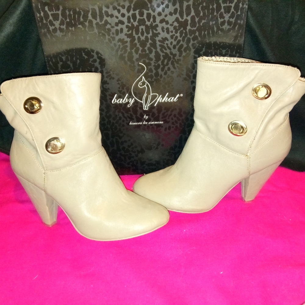 Heeled tan boots